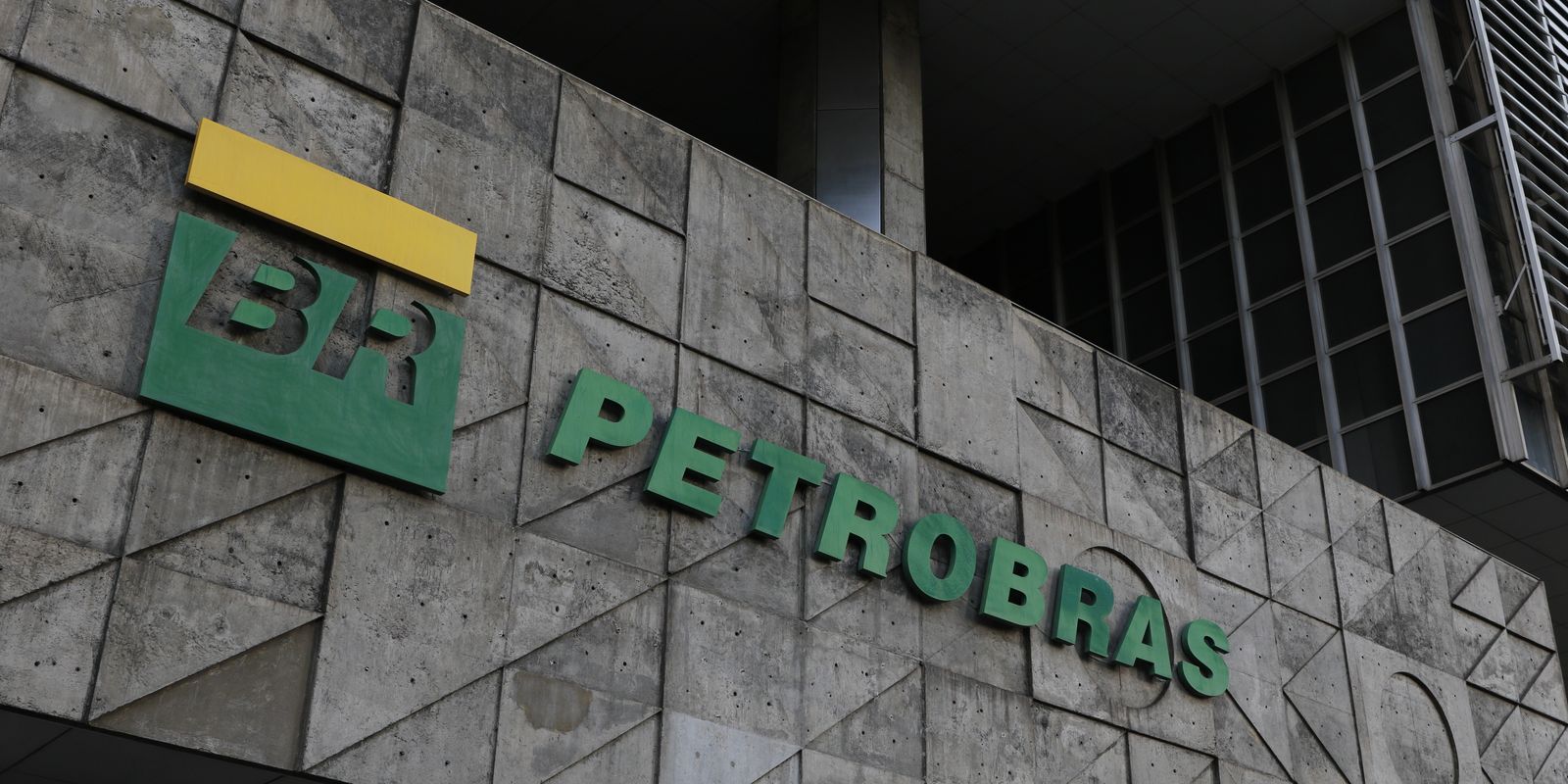Petrobras batiza primeiro navio com tripulação 100% feminina