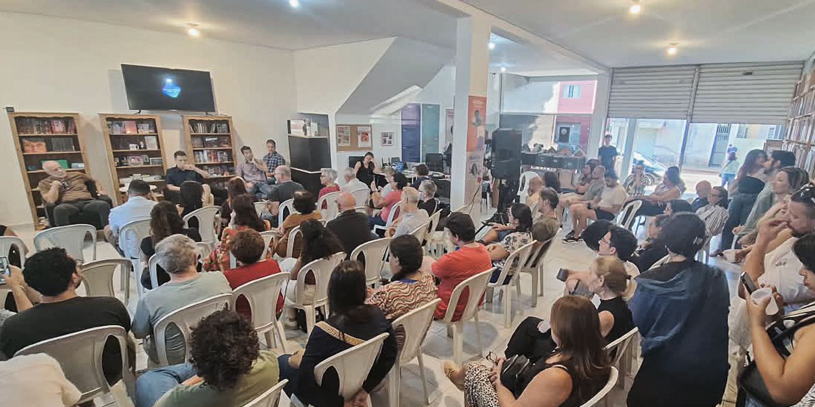 Livraria Casa do Leitor transforma vida cultural em Bom Jesus dos Perdões