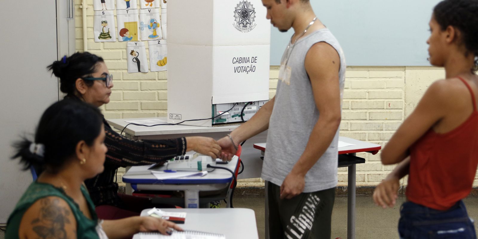 Caminhos da Reportagem aborda a importância do voto para jovens e idosos