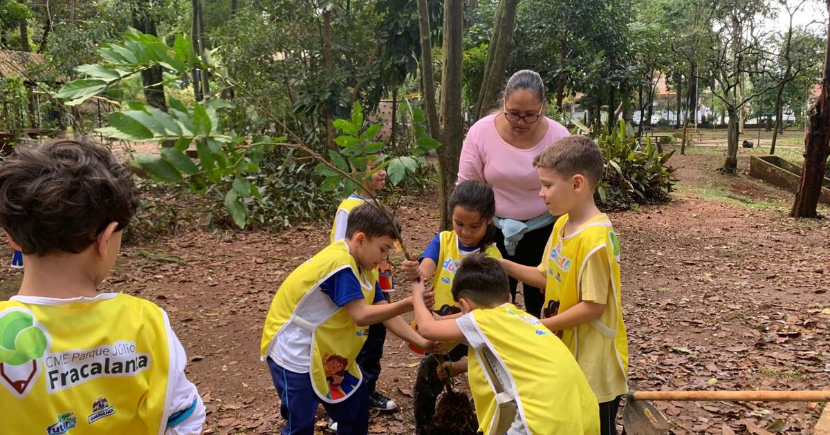 Guarulhos celebra Dia da Árvore com plantio de 450 mudas nativas