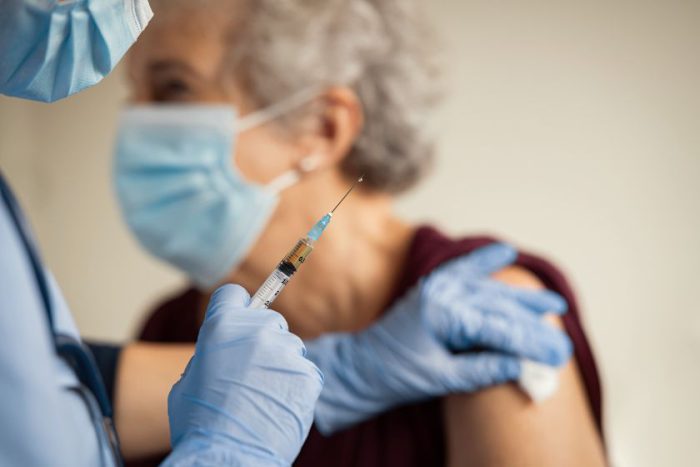 Guarulhos inicia vacinação de idosos com 85 anos ou mais contra pneumonia