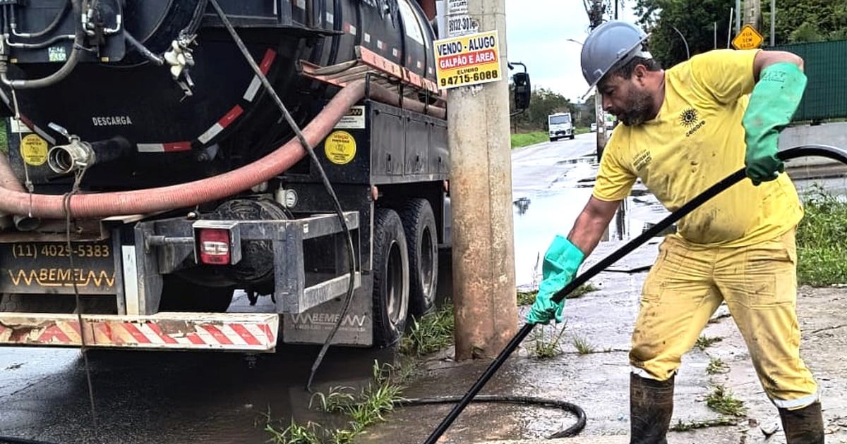 Prefeitura de Guarulhos limpa bocas de lobo em bairros para evitar alagamentos