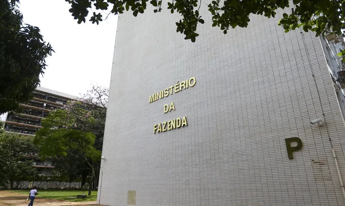 Ministério da Fazenda reduz projeção do PIB para 2026 e 2027