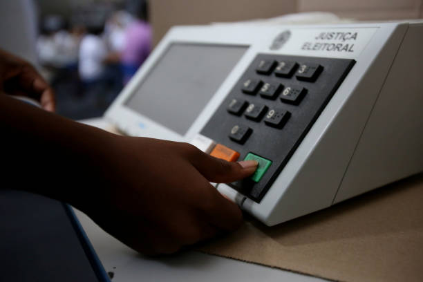 TRE-SP orienta eleitores sobre ordem de votação e reforça proibição de celular na cabine