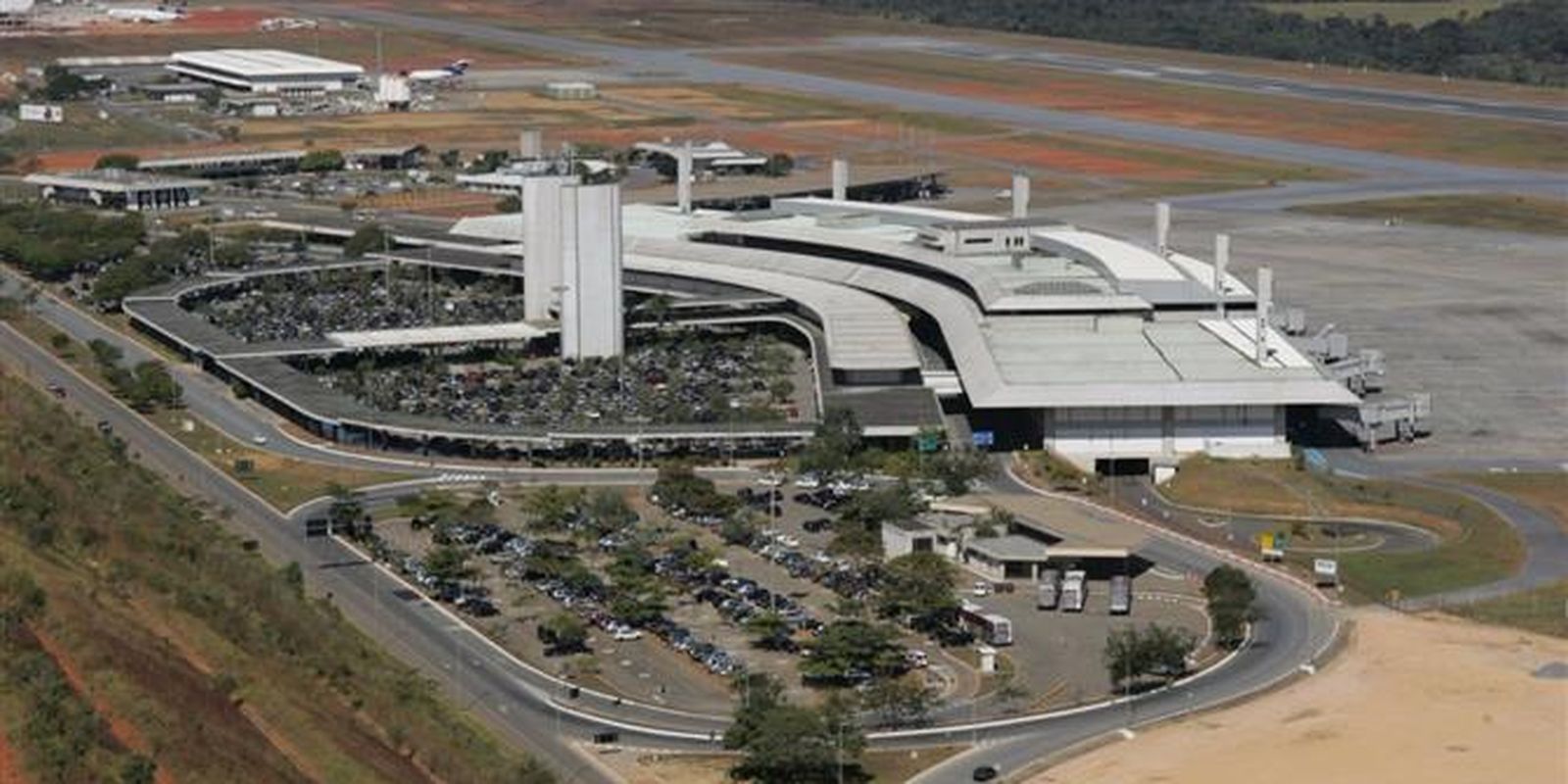 Aeroporto de Confins suspende operações por problema na pista