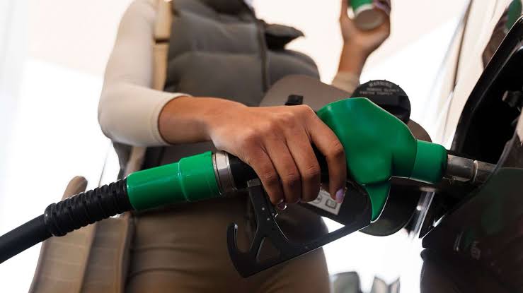 Governo mantém subsídio ao diesel e anuncia multas de até R$ 500 milhões para conter alta dos combustíveis