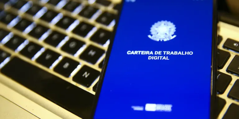 Taxa de desemprego cai para 5,3% no trimestre até agosto
