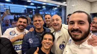 Governador de SP Tarcísio de Freitas toma café em padaria de Guarulhos ao lado do prefeito Lucas Sanches e do vereador Ticiano