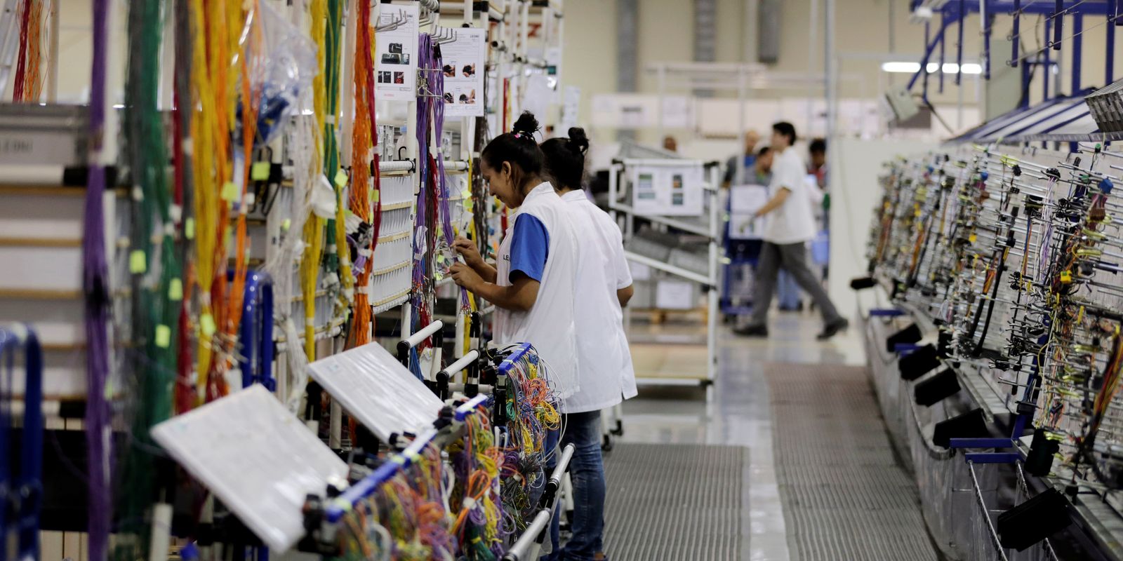 Fábricas brasileiras perdem ritmo e faturamento desaba no país